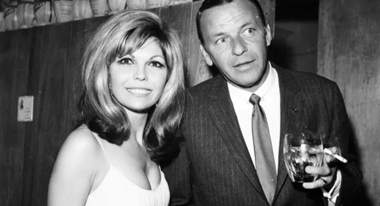 Frank & Nancy Sinatra – Somethin’ Stupid