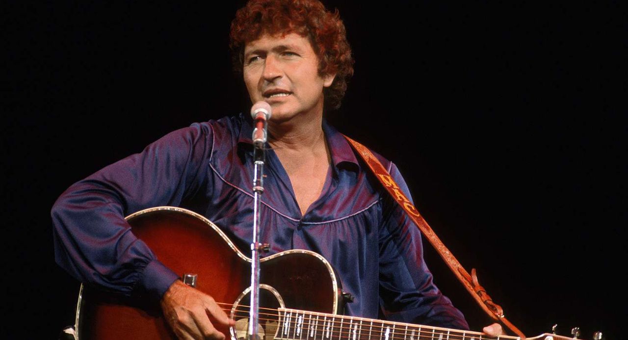 Mac Davis – Baby Don’t Get Hooked on Me